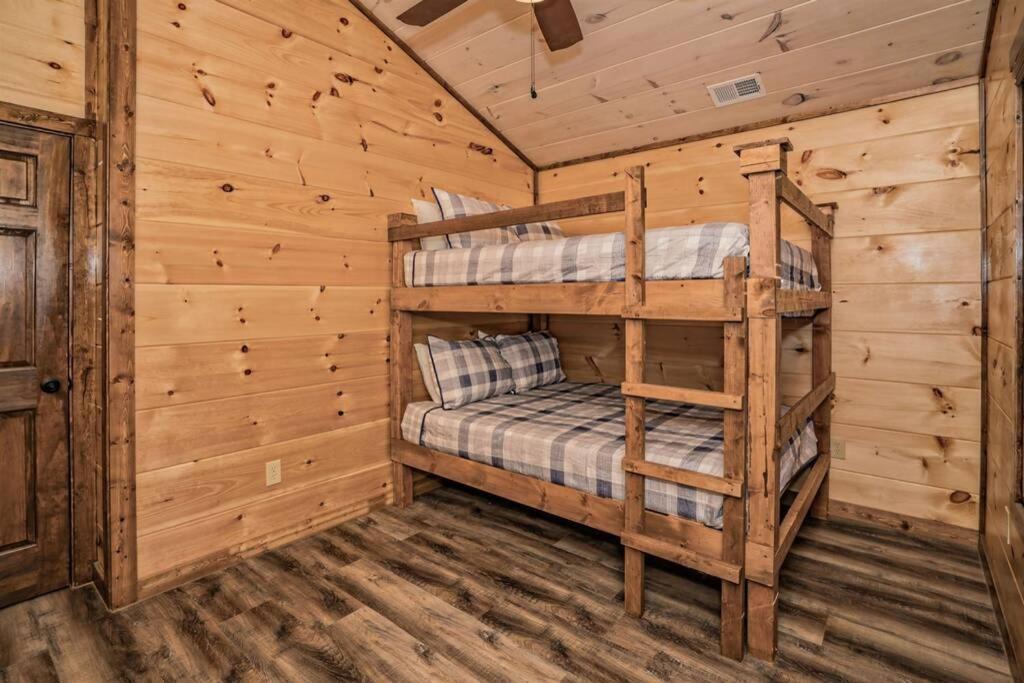 Shelter Me - 5 Miles To Dollywood , Hot Tub, Wi-Fi, Game Room بيدجن فورج المظهر الخارجي الصورة