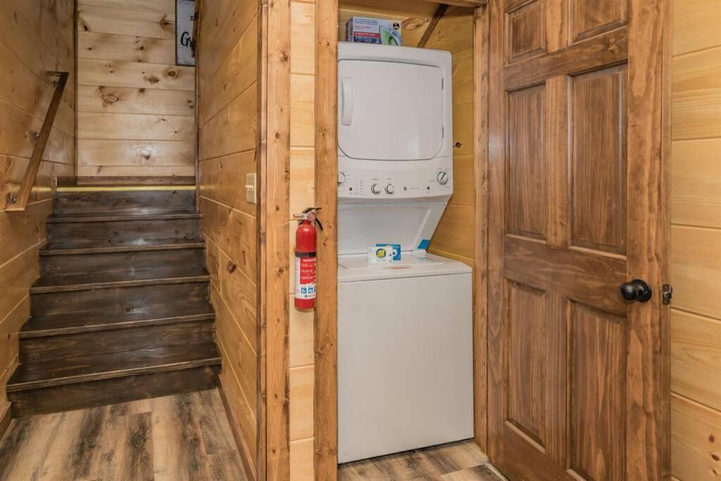 Shelter Me - 5 Miles To Dollywood , Hot Tub, Wi-Fi, Game Room بيدجن فورج المظهر الخارجي الصورة