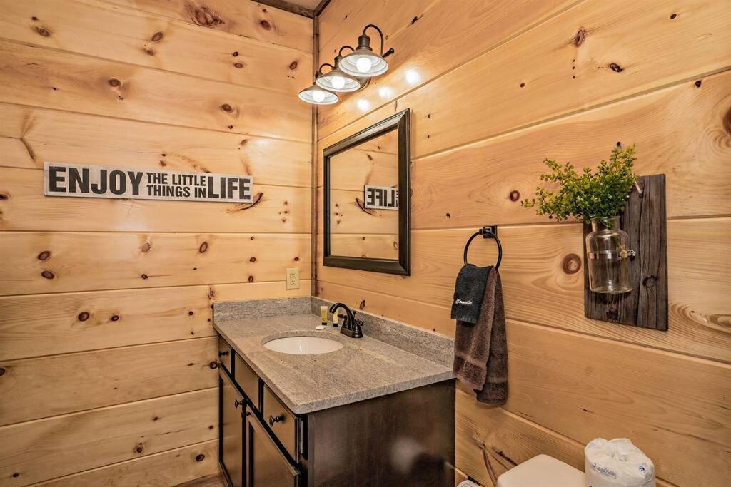 Shelter Me - 5 Miles To Dollywood , Hot Tub, Wi-Fi, Game Room بيدجن فورج المظهر الخارجي الصورة