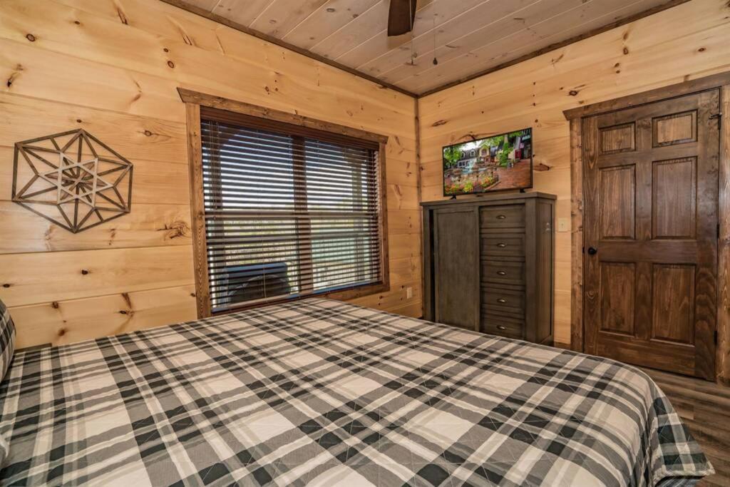 Shelter Me - 5 Miles To Dollywood , Hot Tub, Wi-Fi, Game Room بيدجن فورج المظهر الخارجي الصورة